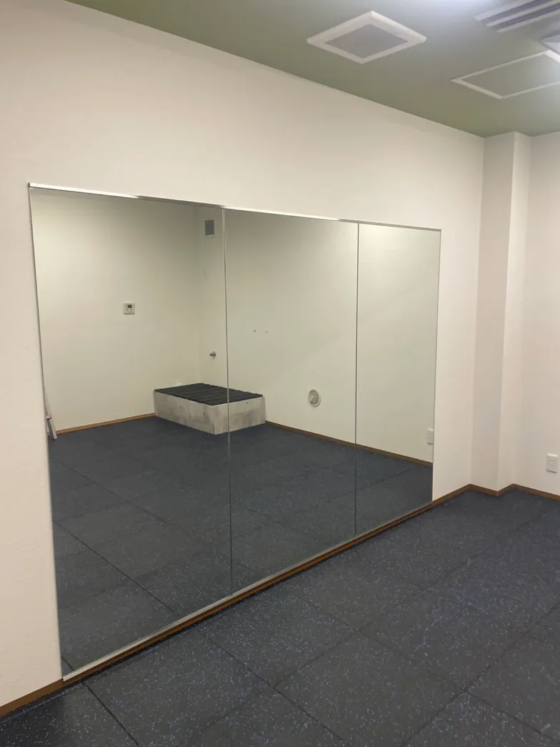 鏡取付け/大型鏡連結の作業写真1